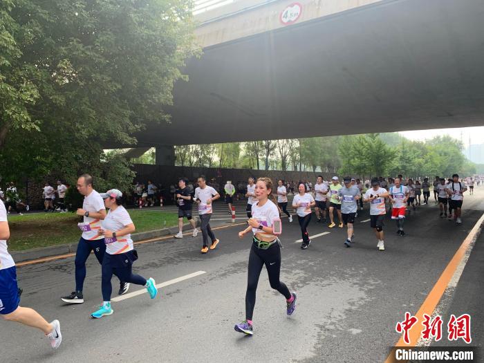 2023沈阳马拉松鸣枪开跑：海内外2.5万名高水平选