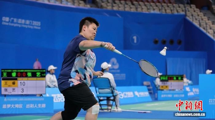 以静默，致轰鸣：张艺的无声羽毛球三十载追梦