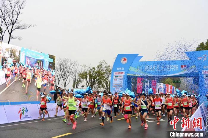 徐霞客游记开篇地宁海西门城楼鸣枪开跑，2024宁