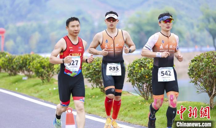 浠水首届乡村铁人三项赛开赛 苗浩夺男子全程组