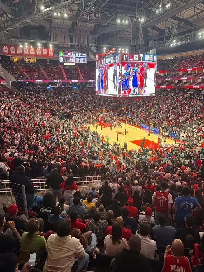 火箭中锋申京炮轰阿门协防策略 1.8亿美元主场升