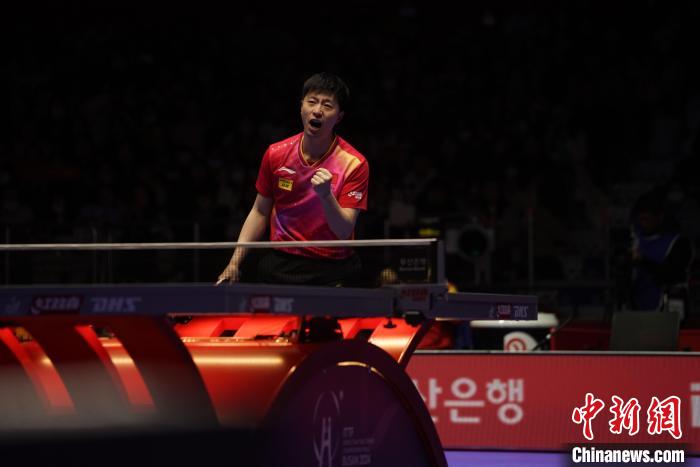 釜山世乒赛中国男乒击败法国夺得11连冠 马龙书